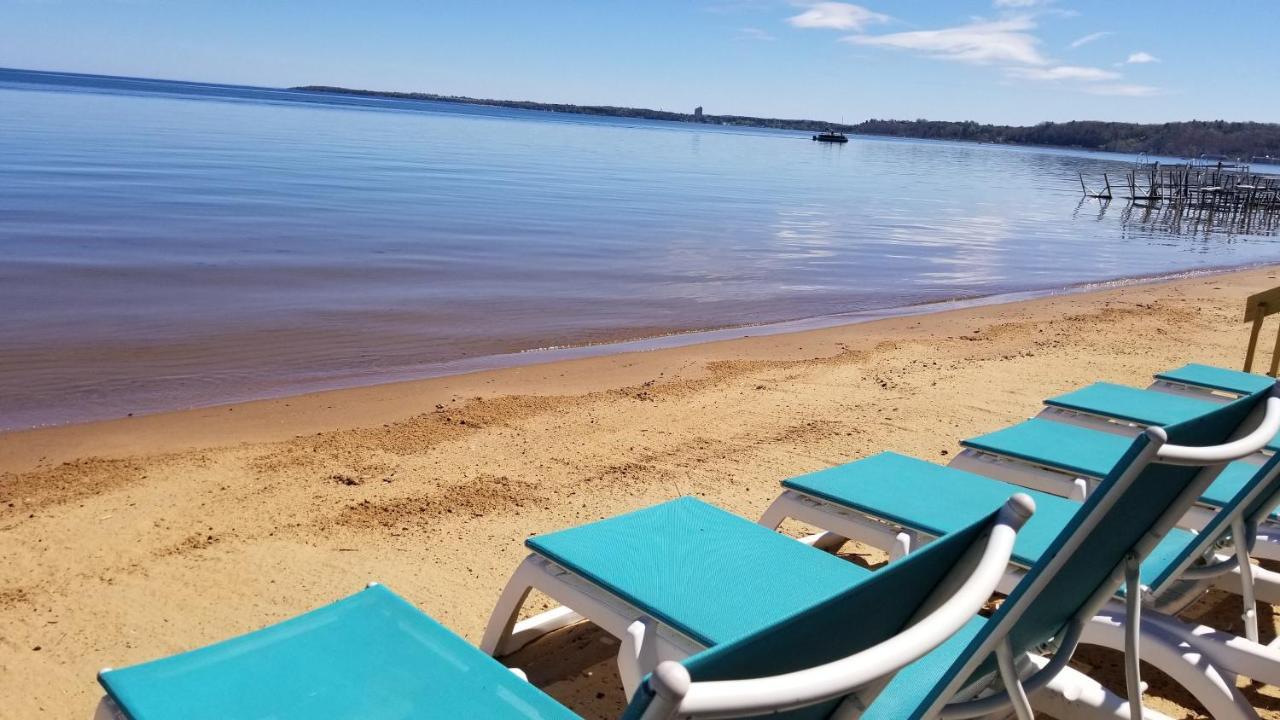 Brio Beach Inn トラバーズ・シティ エクステリア 写真